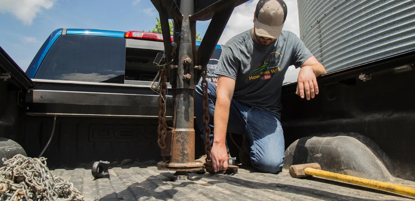 CURT Gooseneck Hitch Coupling to Trailer