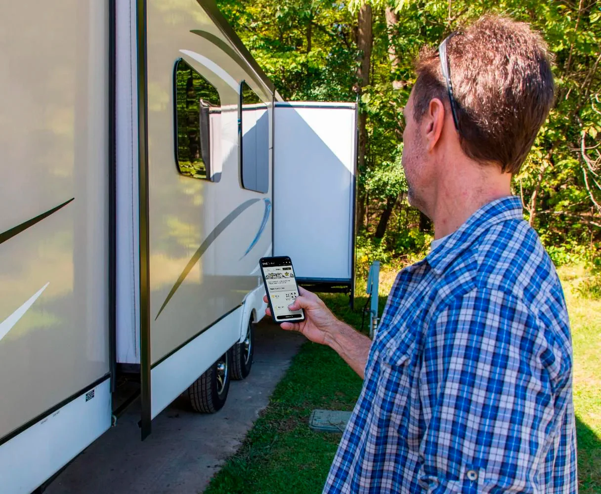 Monitoring Smart RV with OneControl App