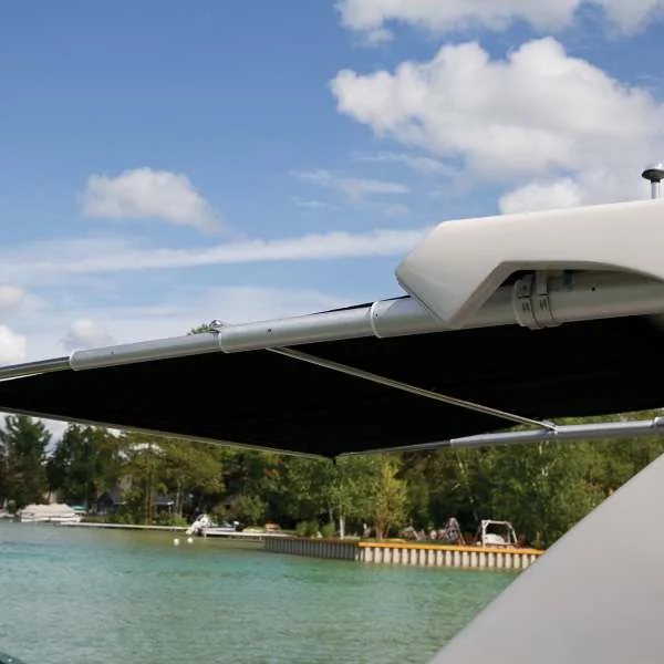 Manual boat shade