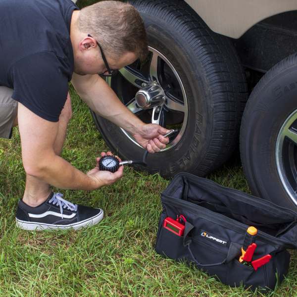 Monitoring tire pressure