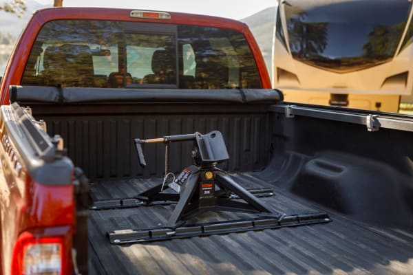 CURT CrossWing Lightweight 5th Wheel Hitch in Truck Bed