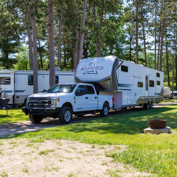 Truck Towing Gooseneck 5th Wheel RV