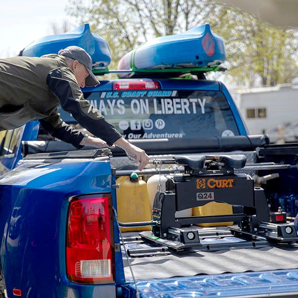 Operating 5th wheel hitch in truck bed