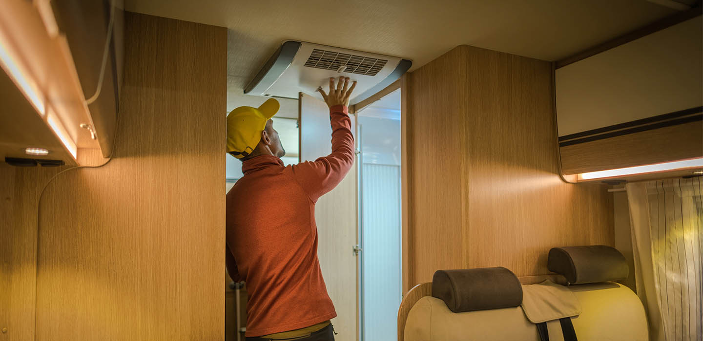 RV roof air conditioner system