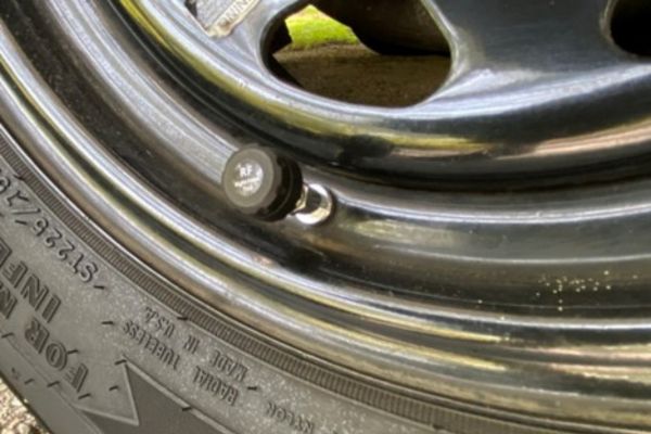 Screw-on TPMS sensor