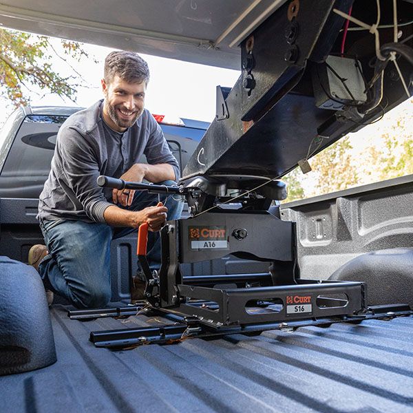 Inspecting 5th wheel hitch and pin box connection