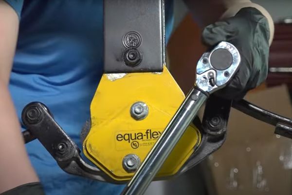 Tighten shackle bolts
